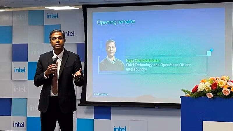Ông Naga Chandrasekaran, Phó Chủ tịch điều hành, Giám đốc Công nghệ và Vận hành, Tổng Giám đốc của Intel Foundry, phát biểu tại hội nghị.