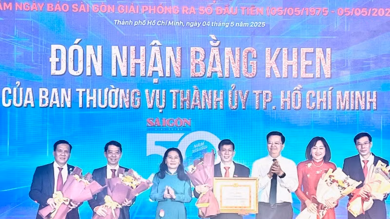Ban Biên tập Báo Sài Gòn Giải Phóng đón nhận các phần thưởng nhân kỷ niệm 50 năm Ngày Xuất bản số đầu (5/5/1975-5/5/2025). 