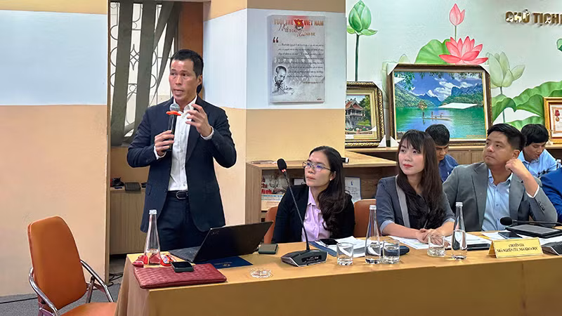 Một chuyên gia trình bày tham luận tại hội thảo Một chuyên gia trình bày tham luận tại hội thảo