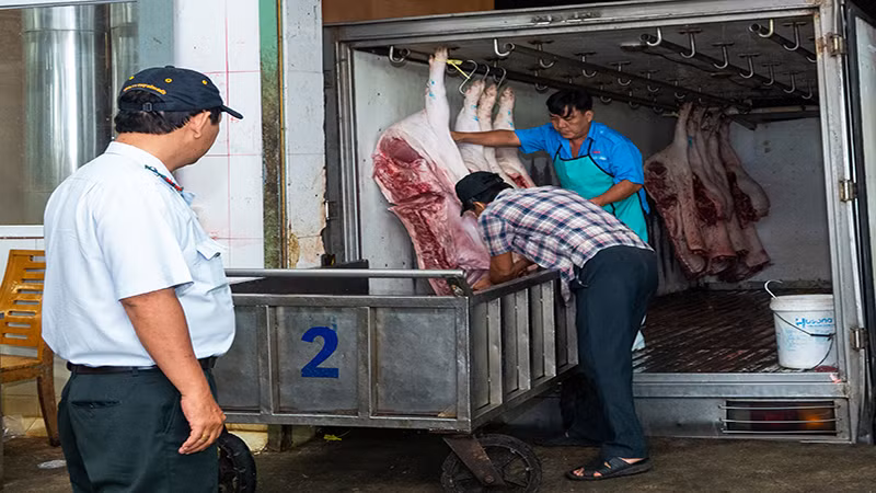 Hằng đêm, Công ty Chợ Binh Điền đều kiểm tra ngoại quan, cảm quan hàng hóa nhập vào chợ. Ảnh: SATRA Hằng đêm, Công ty Chợ Binh Điền đều kiểm tra ngoại quan, cảm quan hàng hóa nhập vào chợ. Ảnh: SATRA