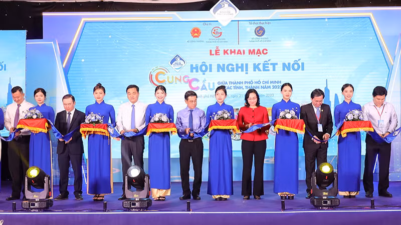 Các đại biểu thực hiện nghi thức khai mạc hội nghị kết nối cung-cầu.