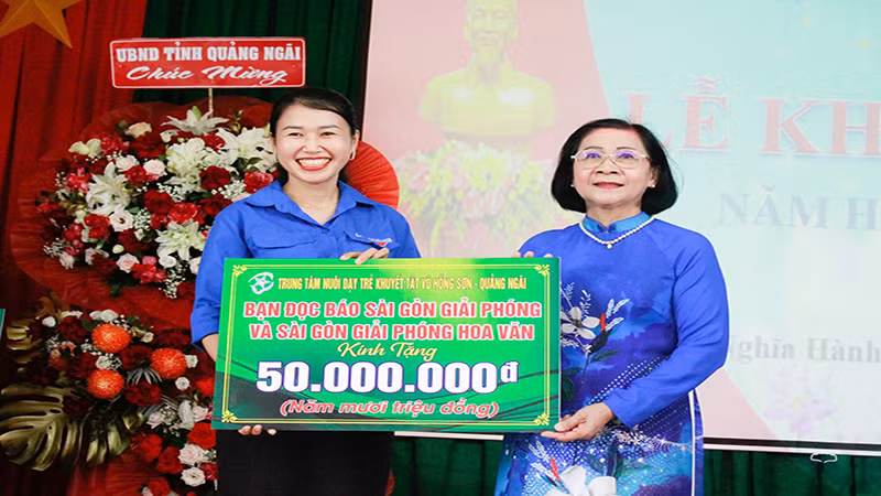 Bạn đọc Báo Sài Gòn Giải phóng và Sài Gòn Giải phóng Hoa văn tặng quà trung tâm Bạn đọc Báo Sài Gòn Giải phóng và Sài Gòn Giải phóng Hoa văn tặng quà trung tâm