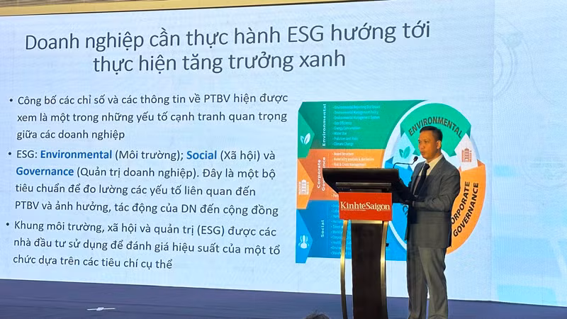 Tiến sĩ Nguyễn Quốc Việt, Viện Nghiên cứu kinh tế và chính sách (VEPR) trình bày ý kiến tại Diễn đàn. Tiến sĩ Nguyễn Quốc Việt, Viện Nghiên cứu kinh tế và chính sách (VEPR) trình bày ý kiến tại Diễn đàn.