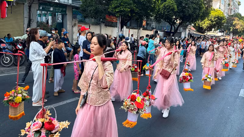 Nhóm “Kiều nữ gánh hoa” diễu hành tại lễ hội