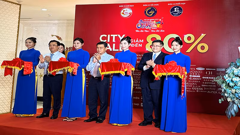 Các đại biểu thực hiện nghi thức khai mạc sự kiện “Khuyến mại hàng hiệu” năm 2024.