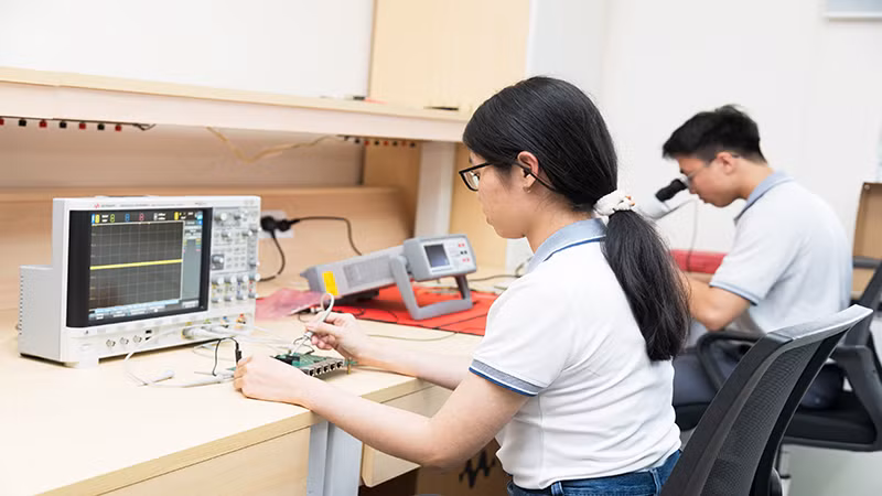 Đại học Quốc gia Thành phố Hồ Chí Minh tiên phong triển khai đào tạo ngành thiết kế vi mạch và ngành công nghệ bán dẫn từ năm 2024 ở trình độ thạc sĩ. Đại học Quốc gia Thành phố Hồ Chí Minh tiên phong triển khai đào tạo ngành thiết kế vi mạch và ngành công nghệ bán dẫn từ năm 2024 ở trình độ thạc sĩ.