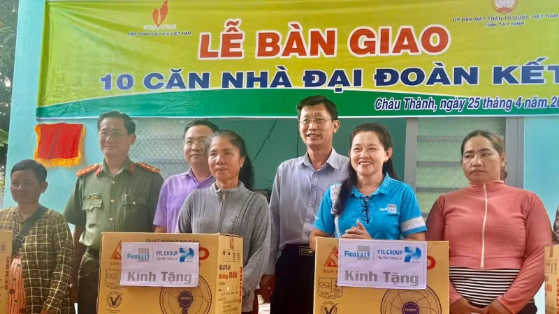 Đại diện tỉnh Tây Ninh và các nhà tài trợ tặng quà các hộ dân.