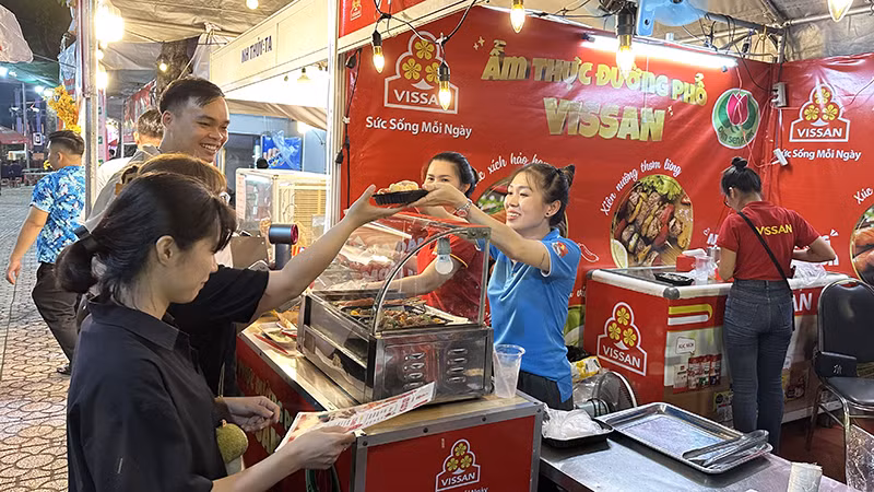 Khách lựa chọn và thưởng thức món ăn tại gian hàng của Công ty cổ phần Việt Nam Kỹ nghệ súc sản (VISSAN) tại Lễ hội.