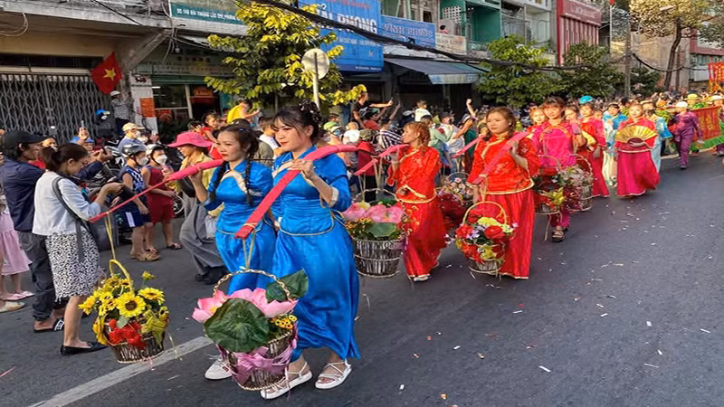 Diễu hành đường phố trong Lễ hội Nguyên tiêu năm Giáp Thìn 2024 tại quận 5. (Ảnh: CTV)