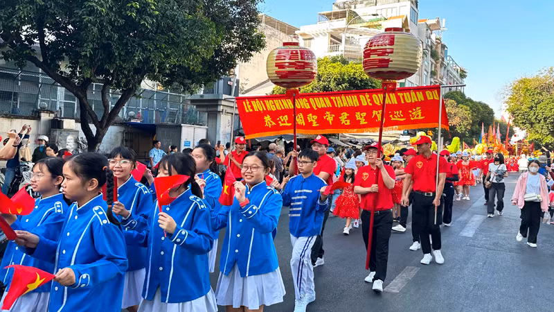 Các cháu học sinh Trường tiểu học Chính Nghĩa (Quận 5) tham gia diễu hành tại lễ hội
