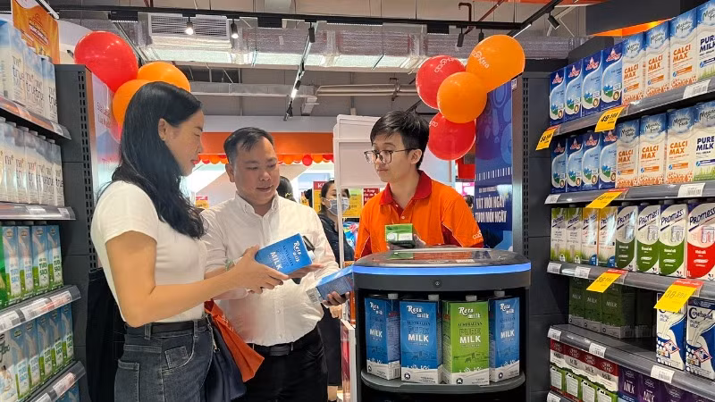 Nhiều khách hàng tỏ ra thích thú khi được robot Xtrabot ân cần mang đến tận tay những sản phẩm dùng thử như trà, café, bánh kẹo, sữa… Nhiều khách hàng tỏ ra thích thú khi được robot Xtrabot ân cần mang đến tận tay những sản phẩm dùng thử như trà, café, bánh kẹo, sữa…