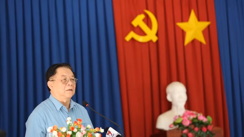 Đồng chí Nguyễn Trọng Nghĩa phát biểu tại buổi tiếp xúc cử tri huyện Tân Châu.