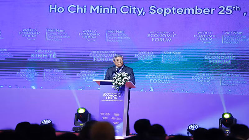 Phó Viện trưởng Viện Nghiên cứu phát triển thành phố Phạm Bình An trình bày tham luận tại Diễn đàn. (Ảnh: Thế Anh)