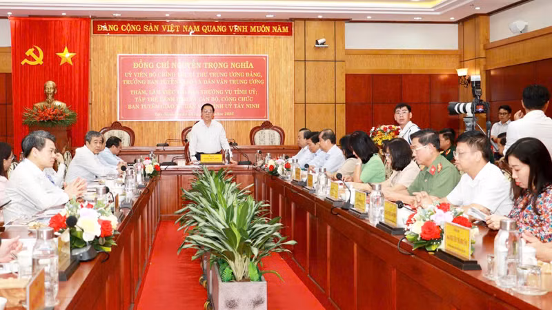 Đồng chí Nguyễn Trọng Nghĩa, Ủy viên Bộ Chính trị, Bí thư Trung ương Đảng, Trưởng Ban Tuyên giáo và Dân vận Trung ương làm việc với Ban Thường vụ Tỉnh ủy Tây Ninh, Ban Tuyên giáo và Dân vận Tỉnh ủy Tây Ninh