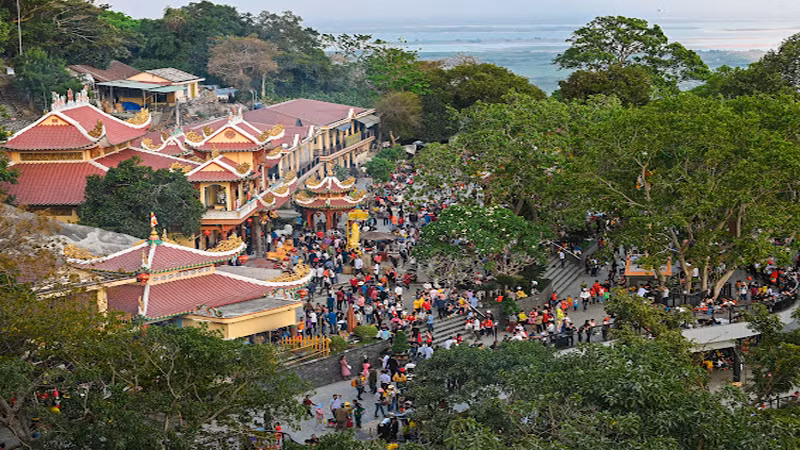 Du khách tham quan Núi Bà Đen. Du khách tham quan Núi Bà Đen.