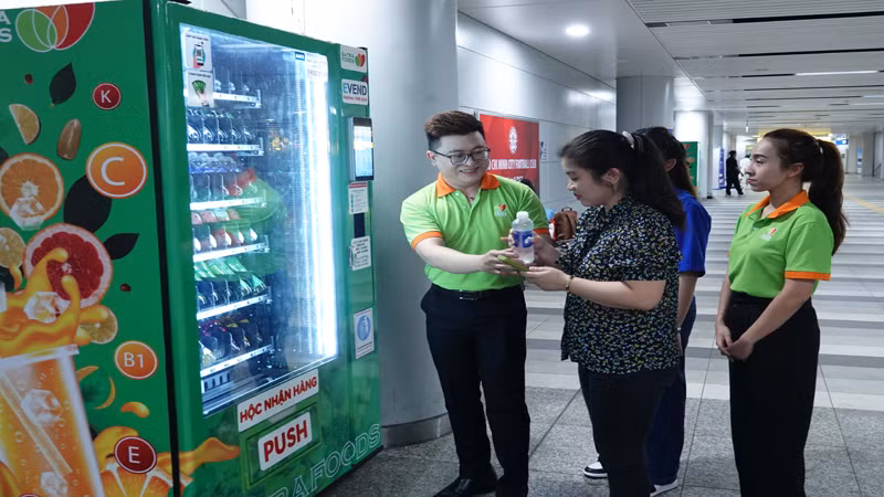 SATRA đã lắp đặt 24 máy bán hàng tự động tại 14 nhà ga của tuyến Metro số 1. SATRA đã lắp đặt 24 máy bán hàng tự động tại 14 nhà ga của tuyến Metro số 1.