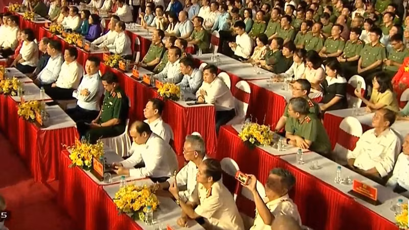 Khán giả xem chương trình.