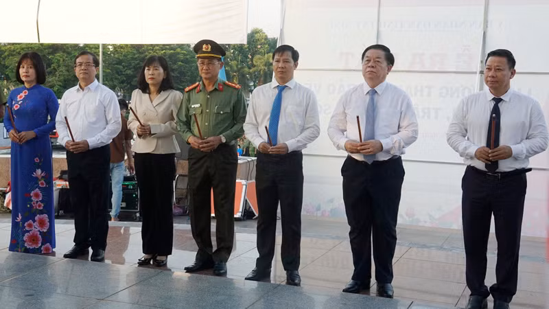 Đồng chí Nguyễn Trọng Nghĩa và lãnh đạo tỉnh Tây Ninh dâng hương tại Đài tưởng niệm liệt sĩ Tây Ninh