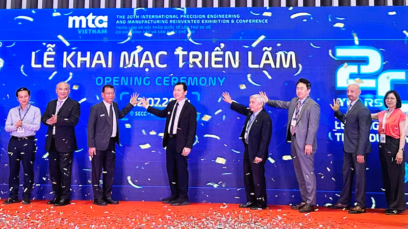 Đại diện Ban tổ chức và đại biểu thực hiện nghi thức khai mạc triển lãm.