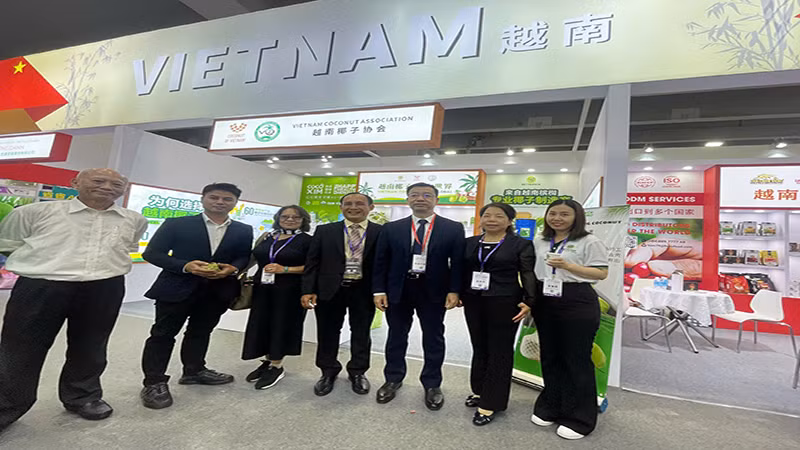 Đoàn lãnh đạo tỉnh Quảng Đông và các Thương hội ghé thăm gian hàng của Hiệp hội Dừa Việt Nam tại triển lãm. Đoàn lãnh đạo tỉnh Quảng Đông và các Thương hội ghé thăm gian hàng của Hiệp hội Dừa Việt Nam tại triển lãm.