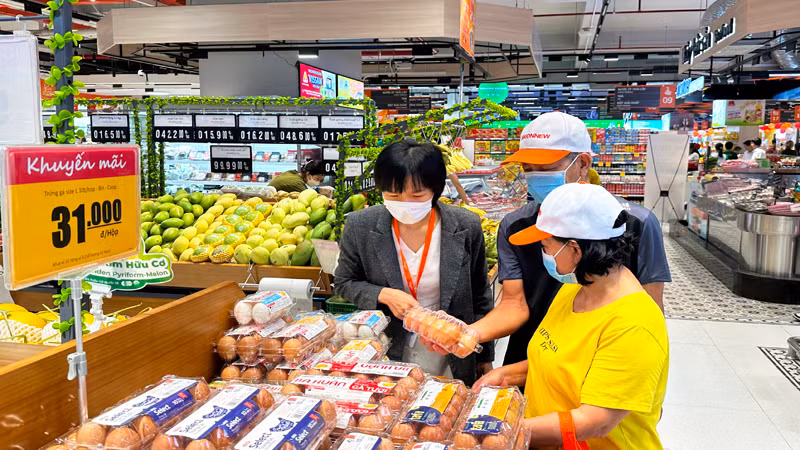 Người dân mua trứng gà được khuyến mãi tại Co.opXtra Tạ Quang Bửu trong ngày 15/11. Người dân mua trứng gà được khuyến mãi tại Co.opXtra Tạ Quang Bửu trong ngày 15/11.