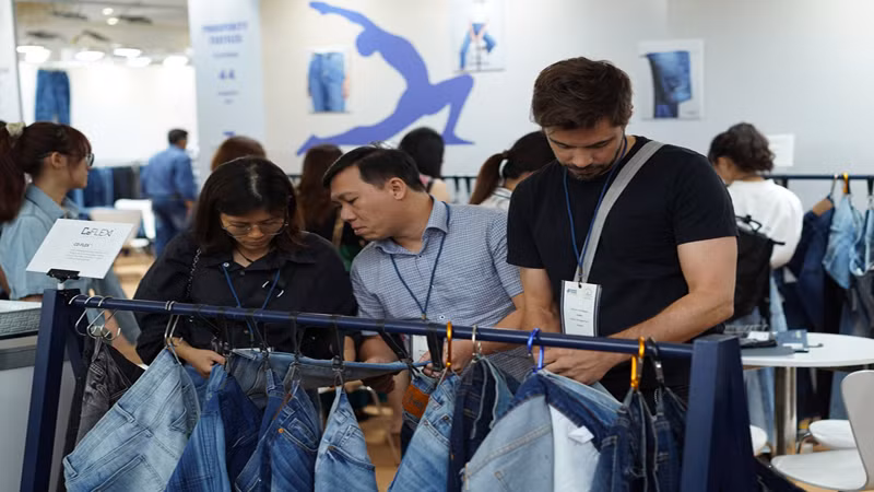 Khách tham quan một số mẫu quần vải denim tại triển lãm Denimsandjeans lần thứ 5 năm 2023 (Thành phố Hồ Chí Minh).