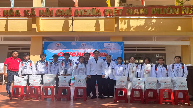 Hỗ trợ suất ăn dinh dưỡng đến các học sinh có hoàn cảnh khó khăn tại Trường trung học phổ thông Trường Chinh (huyện Chư Sê, tỉnh Gia Lai). Hỗ trợ suất ăn dinh dưỡng đến các học sinh có hoàn cảnh khó khăn tại Trường trung học phổ thông Trường Chinh (huyện Chư Sê, tỉnh Gia Lai).