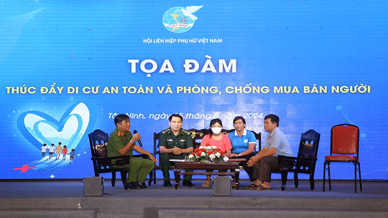 Các đại biểu tham gia tọa đàm tại chương trình.