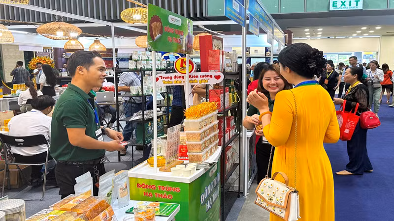 Khách tham quan, tìm hiểu sản phẩm hàng hóa tại gian hàng của tỉnh Long An. Khách tham quan, tìm hiểu sản phẩm hàng hóa tại gian hàng của tỉnh Long An.
