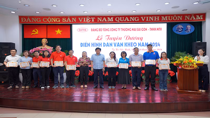 Công tác dân vận tại SATRA trong thời gian qua luôn được Đảng ủy Tổng Công ty và cấp ủy các cơ sở quan tâm triển khai thực hiện và đạt kết quả khá tốt. Công tác dân vận tại SATRA trong thời gian qua luôn được Đảng ủy Tổng Công ty và cấp ủy các cơ sở quan tâm triển khai thực hiện và đạt kết quả khá tốt.