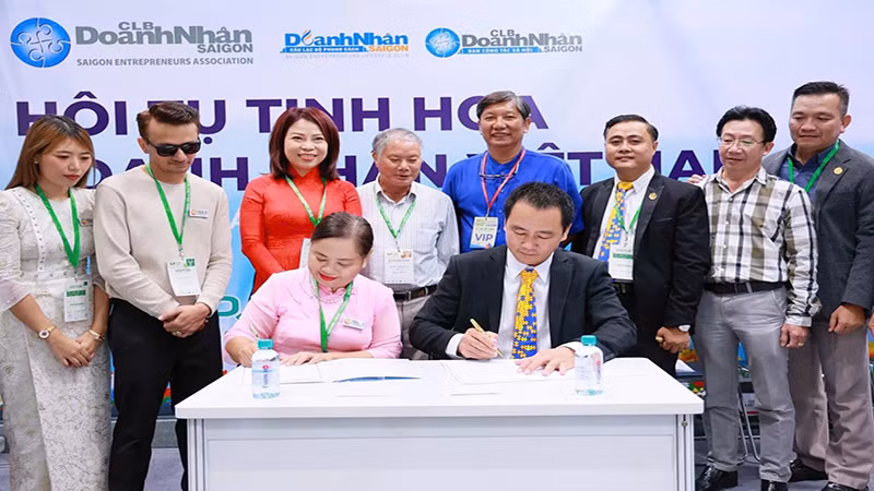 Câu lạc bộ Doanh nhân Sài Gòn ký kết hợp tác với đối tác tại Hội chợ quốc tế Đồ gỗ và Mỹ nghệ xuất khẩu Việt Nam ASEAN 2024.