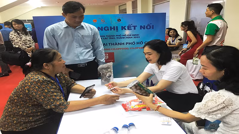 Các bên cung cấp và mua hàng gặp gỡ, tìm hiểu nhau tại Hội nghị. Các bên cung cấp và mua hàng gặp gỡ, tìm hiểu nhau tại Hội nghị.