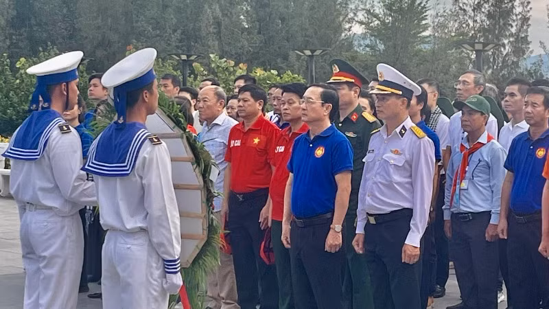 Đồng chí Huỳnh Thành Đạt, Ủy viên Trung ương Đảng, Phó Trưởng Ban Tuyên giáo và Dân vận Trung ương dâng hoa tại khu tưởng niệm. Đồng chí Huỳnh Thành Đạt, Ủy viên Trung ương Đảng, Phó Trưởng Ban Tuyên giáo và Dân vận Trung ương dâng hoa tại khu tưởng niệm.