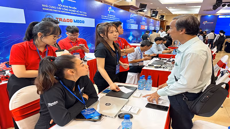 Một doanh nghiệp sản xuất công nghiệp hỗ trợ Việt Nam (phải) tiếp xúc với đại diện một doanh nghiệp FDI để tìm kiếm cơ hội hợp tác.