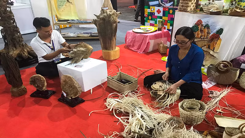 Trình diễn nghề làm sản phẩm thủ công mỹ nghệ truyền thống tại gian hàng tỉnh Quảng Nam. Trình diễn nghề làm sản phẩm thủ công mỹ nghệ truyền thống tại gian hàng tỉnh Quảng Nam.