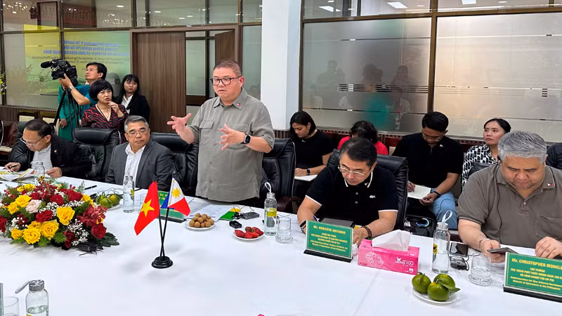 Bộ trưởng Nông nghiệp Philippines Francisco P. Tiu Laurel, Jr. phát biểu tại buổi làm việc. Bộ trưởng Nông nghiệp Philippines Francisco P. Tiu Laurel, Jr. phát biểu tại buổi làm việc.