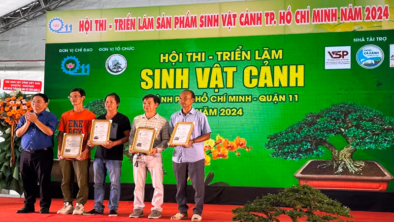Đại diện Ban tổ chức trao Giải vàng của Hội thi Bonsai và tiểu cảnh Bonsai cho các nghệ nhân.