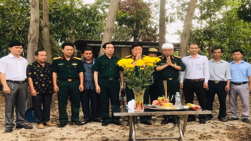 Ban Liên lạc Cựu chiến binh Sư đoàn 1 (Quân giải phóng miền nam Việt Nam) cùng cấp ủy, chính quyền địa phương tại lễ động thổ khởi công công trình.