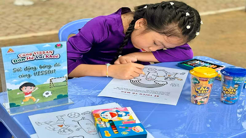 Trẻ em tham gia trò chơi “Bé thích tô màu” tại Liên hoan. Trẻ em tham gia trò chơi “Bé thích tô màu” tại Liên hoan.