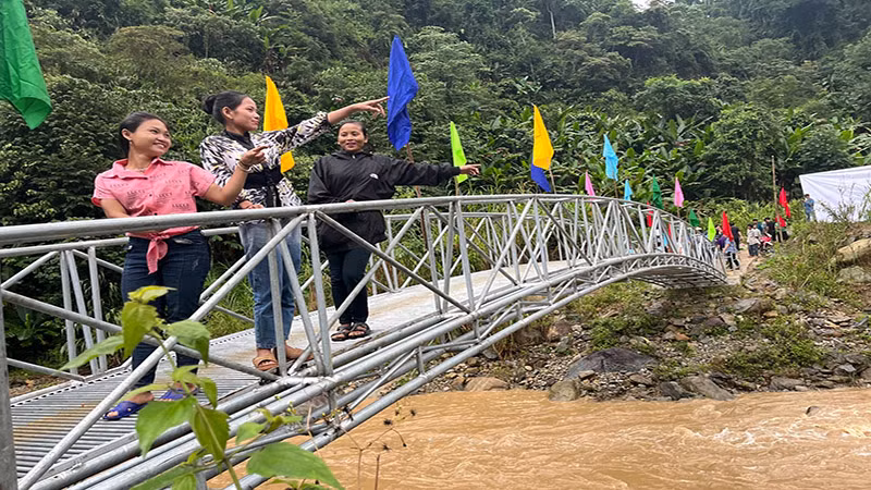 Ngày hạnh phúc của thiếu nữ Khơ Mú ở bản Huồi Thum bên chiếc cầu mới Ngày hạnh phúc của thiếu nữ Khơ Mú ở bản Huồi Thum bên chiếc cầu mới