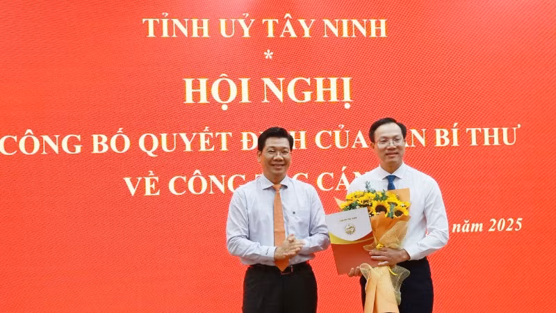 Đồng chí Nguyễn Mạnh Hùng (trái), Bí thư Tỉnh ủy, Chủ tịch Hội đồng nhân dân tỉnh Tây Ninh, chúc mừng đồng chí Đoàn Trung Kiên tham gia Ban Chấp hành, Ban Thường vụ Tỉnh ủy Tây Ninh nhiệm kỳ 2020-2025