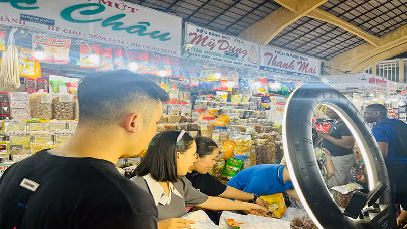 TikToker hướng dẫn, hỗ trợ tiểu thương livestream tối ngày 15/12.
