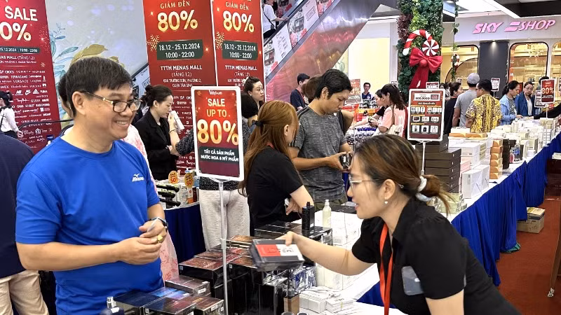 Người tiêu dùng chọn mua những sản phẩm “hàng hiệu” được giảm giá mạnh tại Trung tâm thương mại Menas trong ngày 18/12. Người tiêu dùng chọn mua những sản phẩm “hàng hiệu” được giảm giá mạnh tại Trung tâm thương mại Menas trong ngày 18/12.