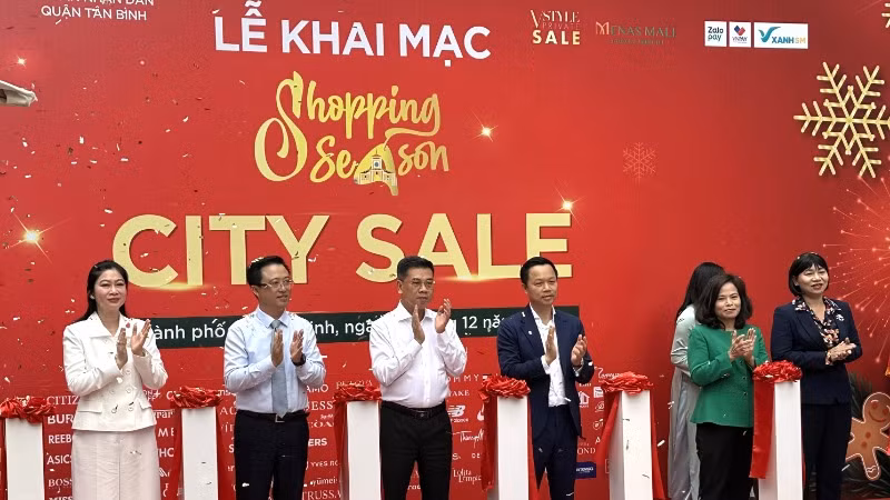 Các đại biểu thực hiện nghi thức khai mạc sự kiện “Khuyến mại hàng hiệu” năm 2024 (đợt 2)