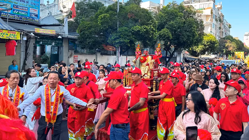 Cung nghinh tượng Quan Thánh Đế Quân diễu hành trên đường phố ở quận 5 (ảnh: HOÀNG LIÊM)