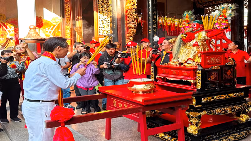 Đại diện Ban tổ chức thành kính dâng hương tưởng nhớ Quan Thánh Đế Quân tại Hội quán Nghĩa An (ảnh: HOÀNG LIÊM)