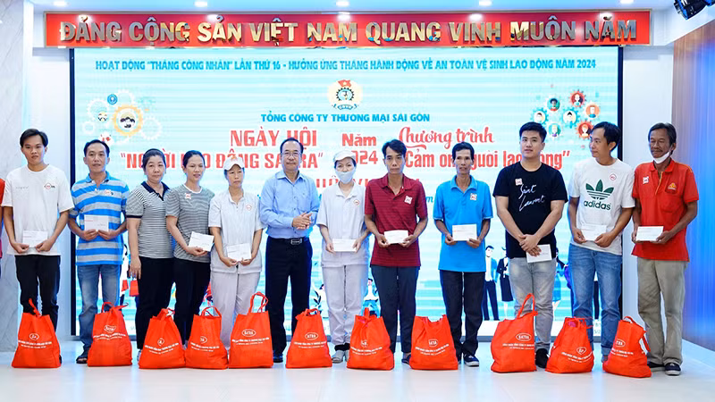 Đại diện lãnh đạo VISSAN tặng quà đoàn viên, công nhân, người lao động.