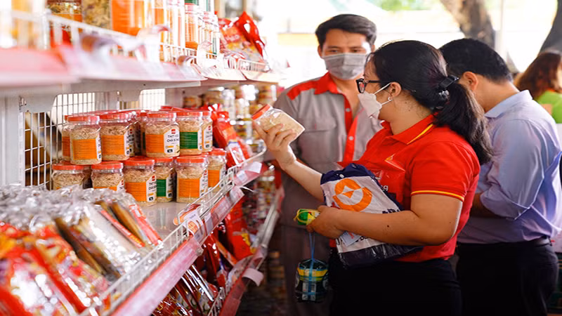 Công nhân, người lao động tìm mua hàng hóa thiết yếu được giảm giá tại phiên chợ trong chương trình. Công nhân, người lao động tìm mua hàng hóa thiết yếu được giảm giá tại phiên chợ trong chương trình.