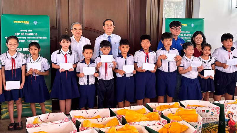 Ban tổ chức trao tặng học bổng và quà đến những học sinh có hoàn cảnh khó khăn và hiếu học ở huyện Củ Chi.