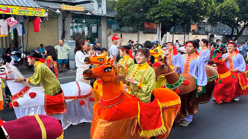Diễu hành với hình tượng ngựa Xích Thố (Chiến mã của Quan Thánh Đế Quân) tại lễ hội